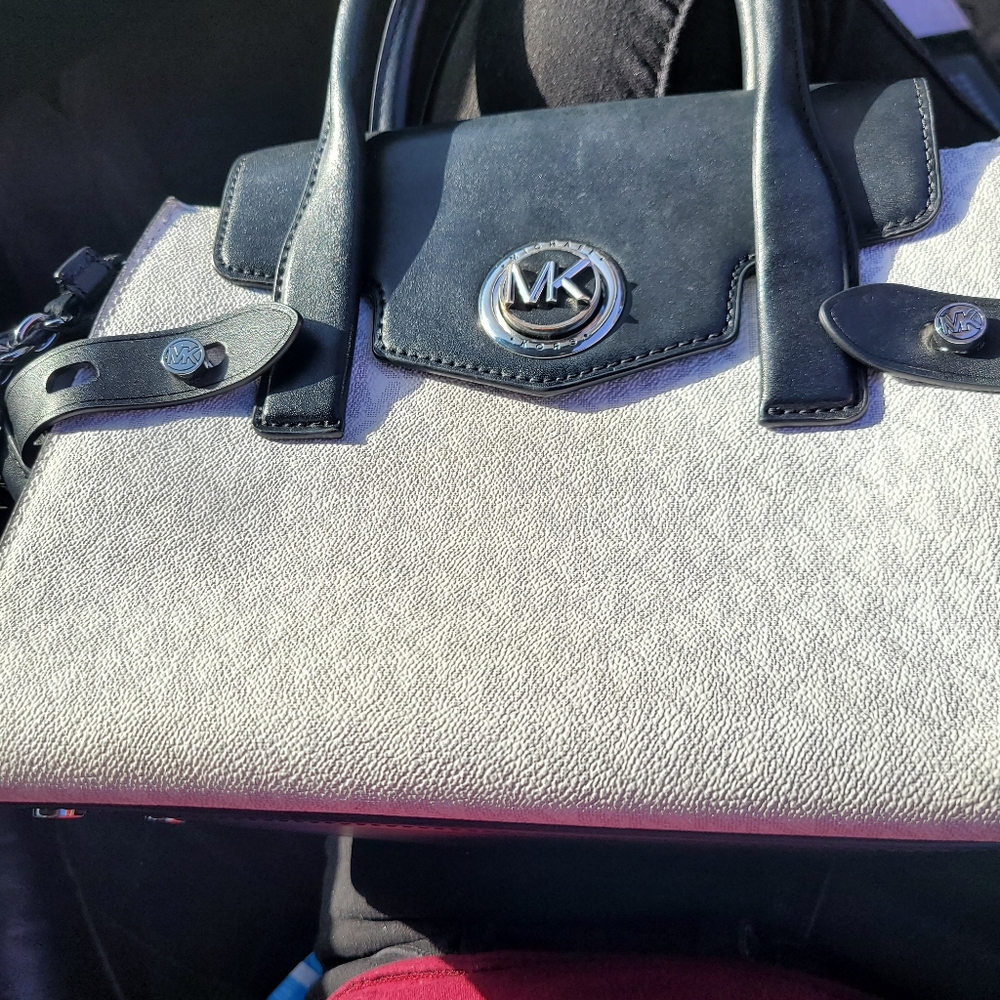 Authentic barely used michael kors purse - Picture 5 of 7